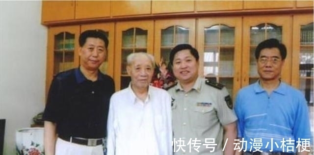 剑戟!汪东兴书法手迹罕见曝光,笔墨直矗锋芒四射,网友怒赞“剑戟”体