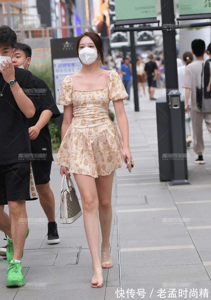 甜美 街拍:小姐姐宫廷风十足,甜美又减龄。