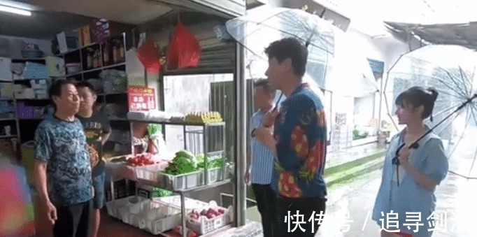 商品|《中餐廳4》張亮發(fā)現(xiàn)村里小賣部,看清貨架上商品后,這下露餡了