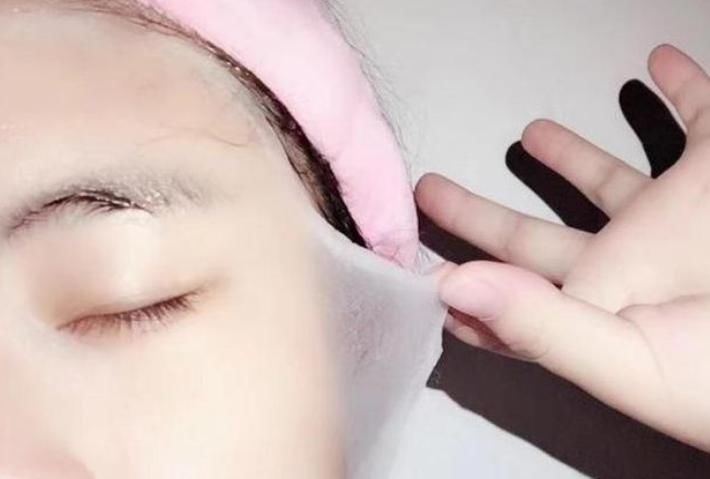 敷面膜的时候，里面的“液体”要倒脸上吗?听听美容师的说法