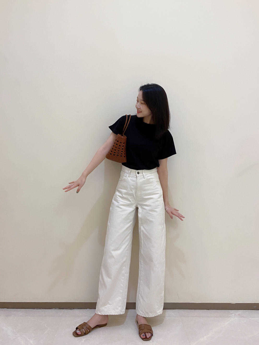 洋气|入秋，小个子适合走气质路线，黑色T恤配白色高腰直筒裤，超洋气