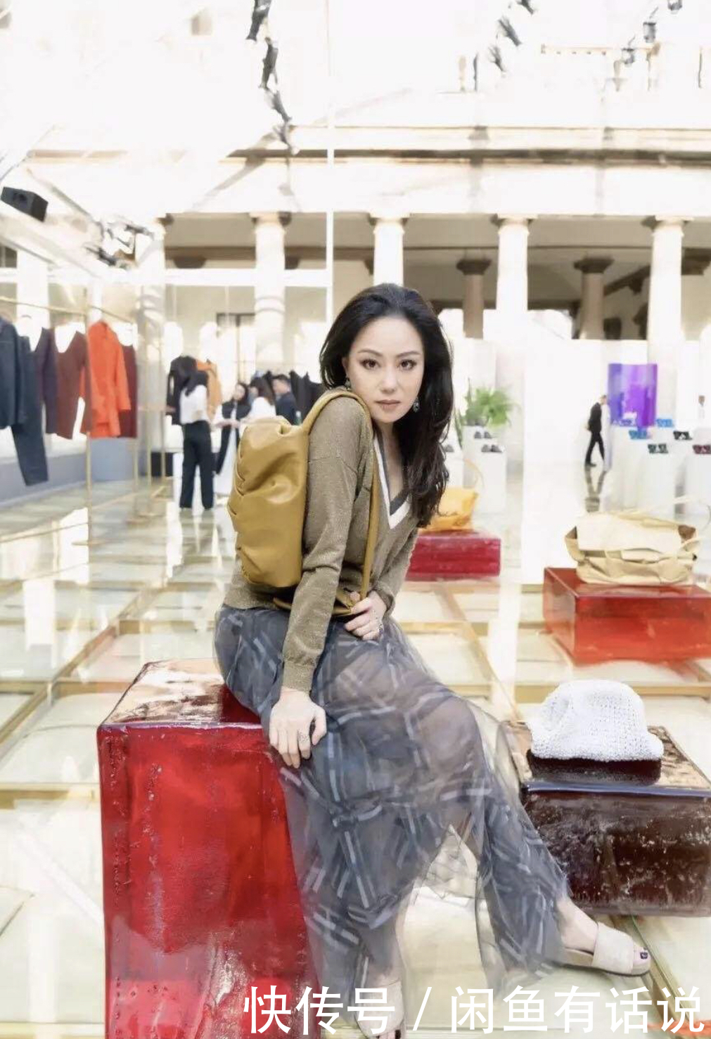 贵妇|微胖的章小蕙才是真贵妇，穿红色网纱裙成熟优雅，名媛气质藏不住