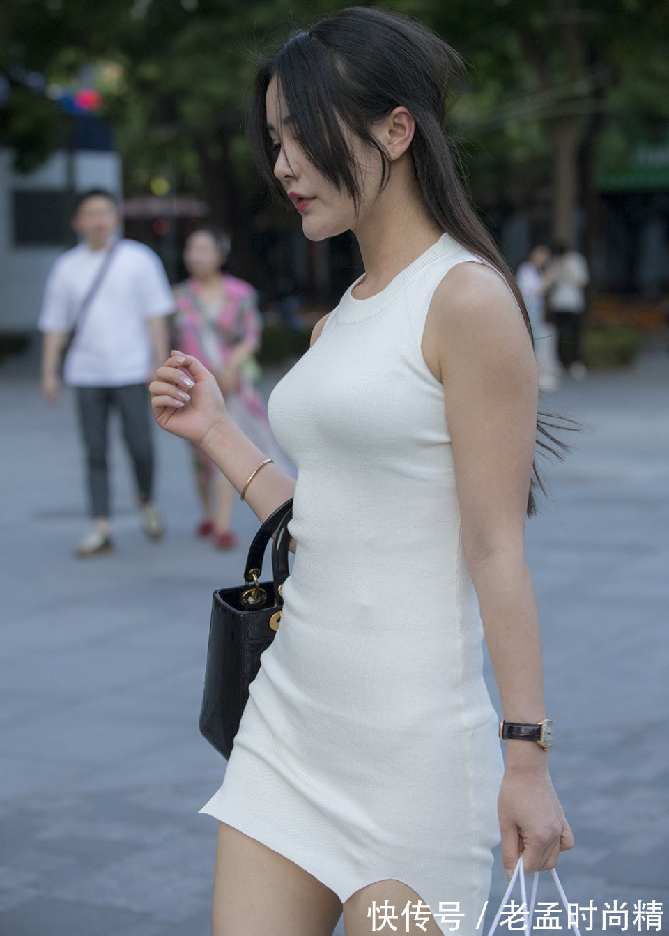 长裙 凉鞋是搭配浅色长裙首选, 简约的设计却十分百搭实穿