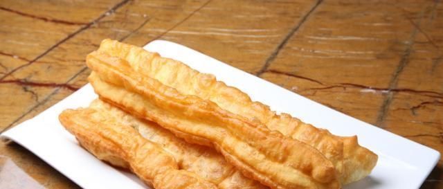 教你自己在家炸油条，牢记5个步骤，油条香酥美味还健康