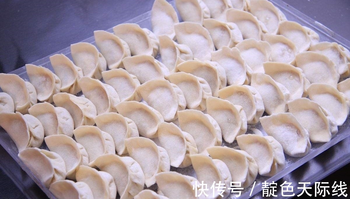 煮饺子,水开了别急着下锅,多加“这一步”,饺子不破皮不粘锅!