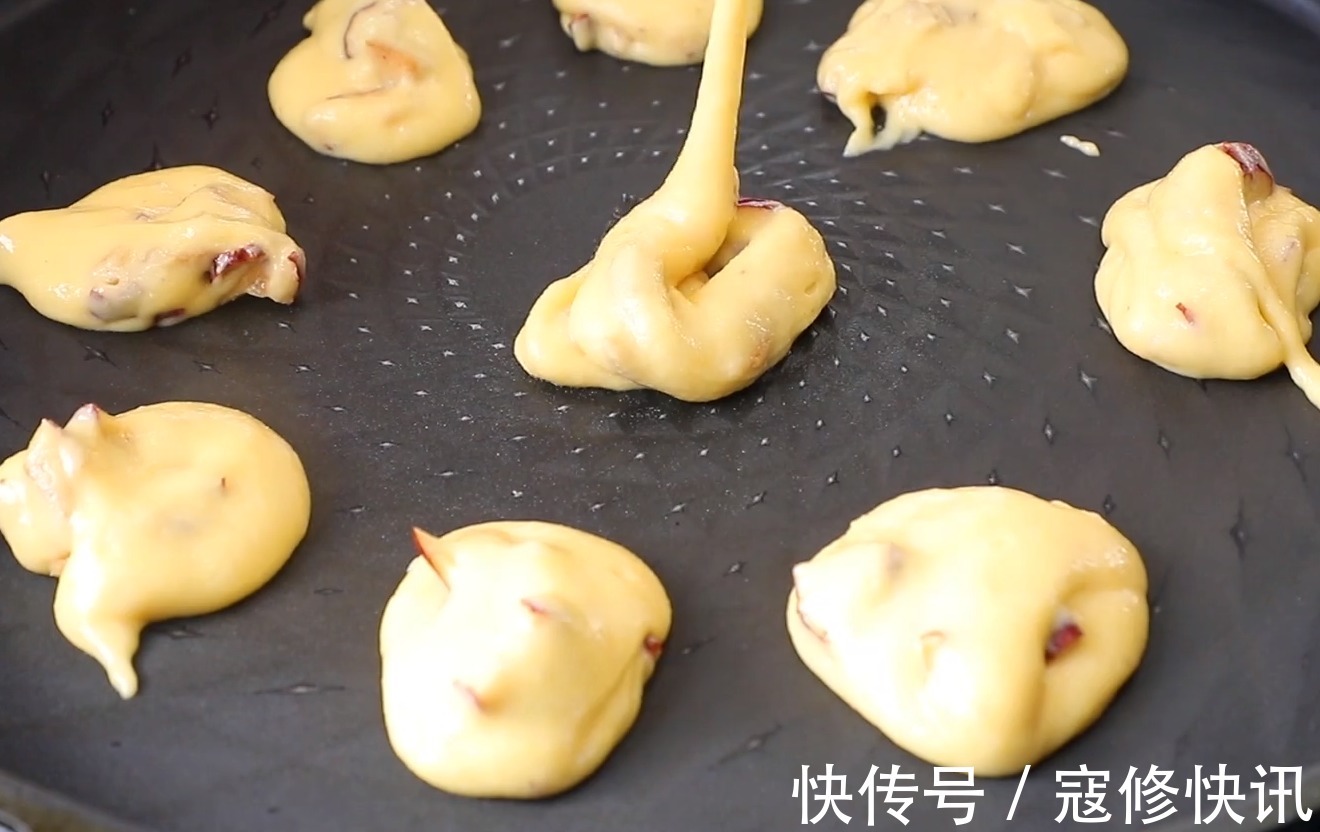 玉米面|玉米面最好吃的做法，全程手不沾面，筷子一搅就搞定，又香又软