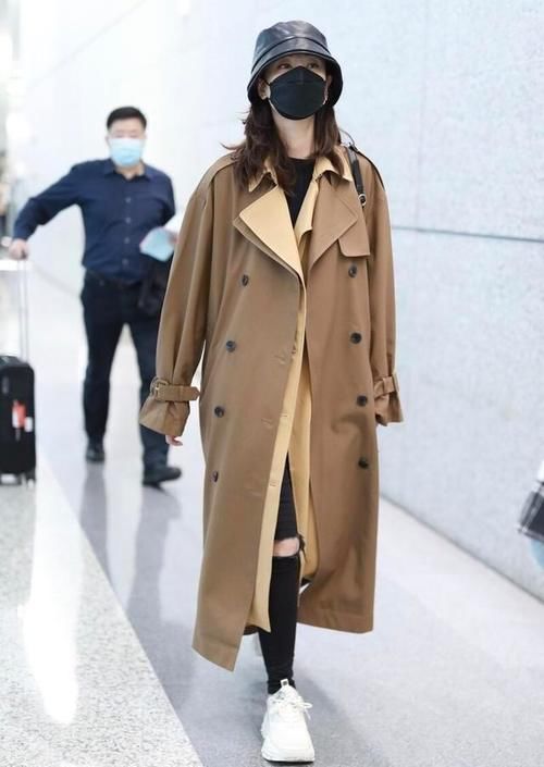 纯色 秋风衣是首选，明星手把手教你选款与搭配，换季照样美美的