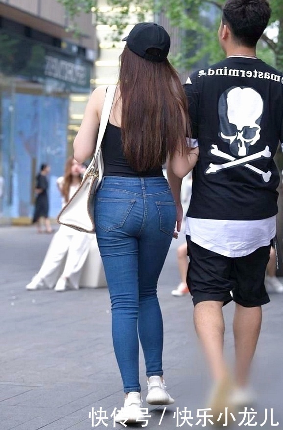 长裤|邻家小妹修身牛仔长裤,凸显曼妙好身材,瞬间回到十八岁