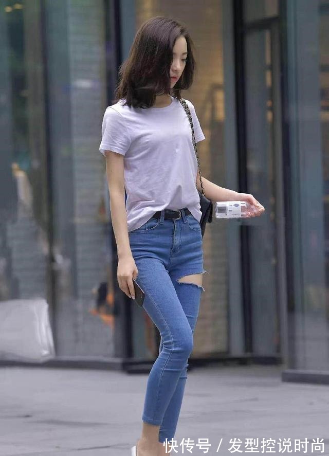 时尚 修身破洞牛仔裤搭白色T恤,彰显时尚大方简约之美!