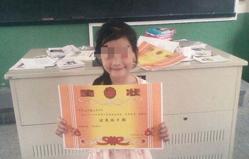 奖状|孩子带第一张奖状回家,妈妈正开心,看到字后却闹心了