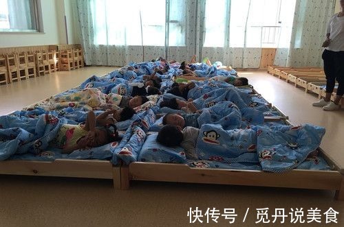 监控|幼儿园开着空调孩子还起了痱子看完监控后,家长们都怒了