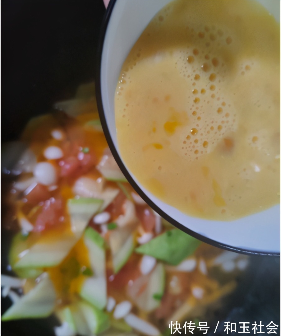 营养|酸甜开胃的番茄西葫芦蛋花汤，营养好喝，10分钟就能搞定