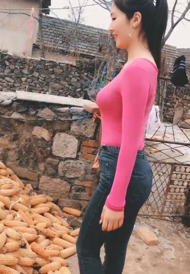 t恤衫|大圆领口T恤+牛仔裤搭配,小姐姐穿搭一丝不苟