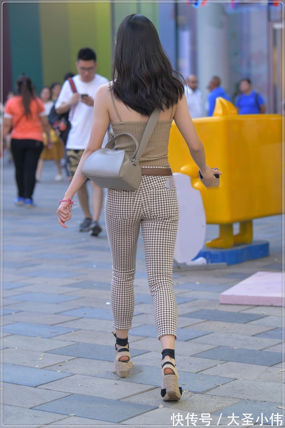 身材|美女街拍:街上最美丽的姐姐,完美身材让你短暂地忽略了颜值,根本无法分心