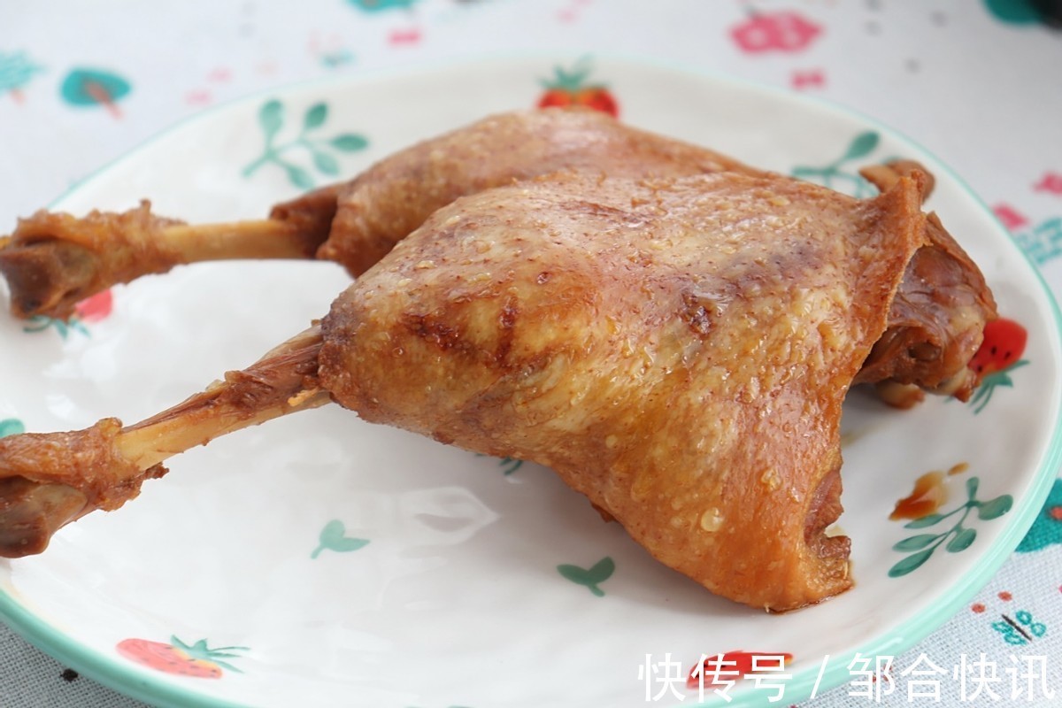 植物油|鸭肉不要再用水煮了,倒入一碗酱油,越焖越香,一盘不够吃