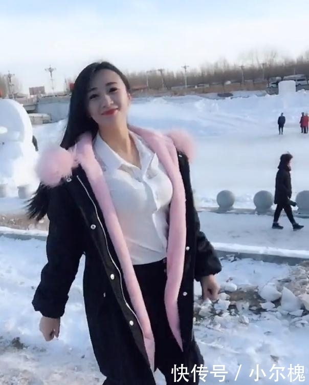 雪景中“衬衫外穿”美女,加上一件大衣,扬长避短!