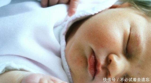 不以为然|3岁女儿撅“金鱼嘴”，妈妈不以为然夸可爱，奶奶却抱娃直奔医院