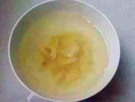 养花高手浇花时，总是在水里加一点“体液”，难怪养一盆旺一盆！