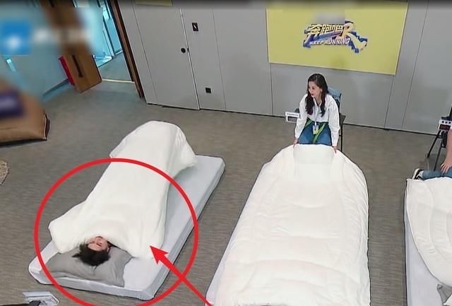 蔡徐坤|跑男9蔡徐坤被迫成沙溢儿子,谁在意他的表情?是否介意很显然