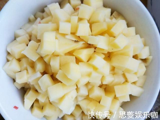 为了钓到鱼，钓友想尽各种办法！鱼：我们被包围了