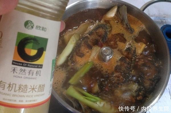 鱼刺卡在喉咙里,吞米饭喝醋都不行,教你这2招,鱼刺自己跑出来