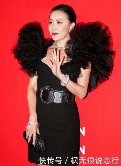 |刘嘉玲早期出席活动,黑天鹅造型抢镜,真是既搞笑又可爱呢!