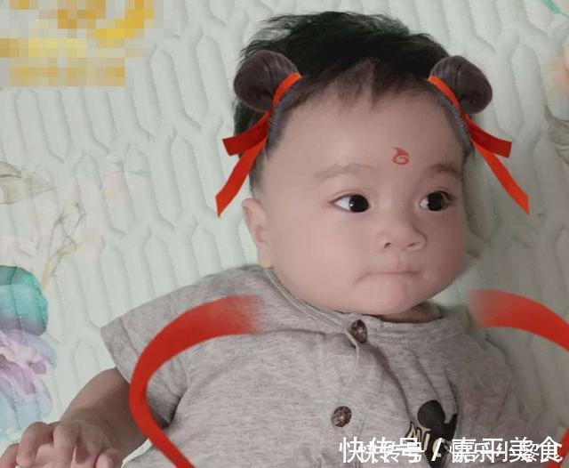 脐带|宝宝出生后因太黑在医院走红，妈妈“忍住”没扔，长开后人见人夸