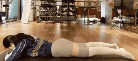 减肥|励志女孩为减掉小肚腩坚持健身一年,练出了马甲线,身材完美