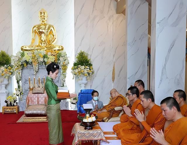 太后#诗妮娜嘚瑟了一身苹果绿亮相,戴太后的蓝宝石,有诗丽吉的风韵