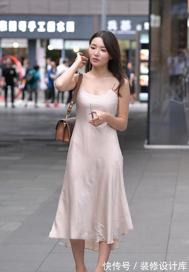 舒适度|米色丝绸长裙，轻薄丝滑提升舒适度，展现女性魅力与风采