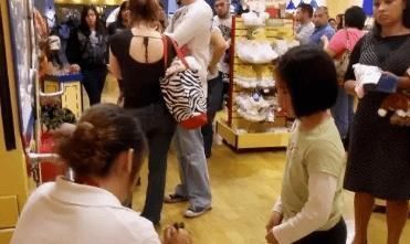 男孩儿|“我不买了,妈妈别打了”,6岁女孩痛哭求饶:失控父母到底有多可怕!