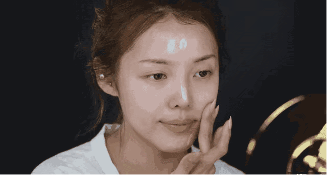 散粉|女人再忙也要记住:出门化淡妆!教你7个正确步骤,简单又好看