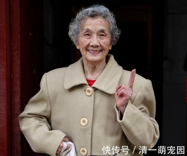 短发|五六十岁的女人,别总烫盖半耳短发,试试露耳小爆卷,减龄又洋气