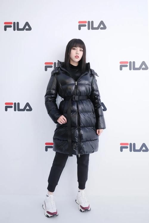 性感|“两米”大长腿的张俪竟然把羽绒服穿的这么性感，这穿法太可了！