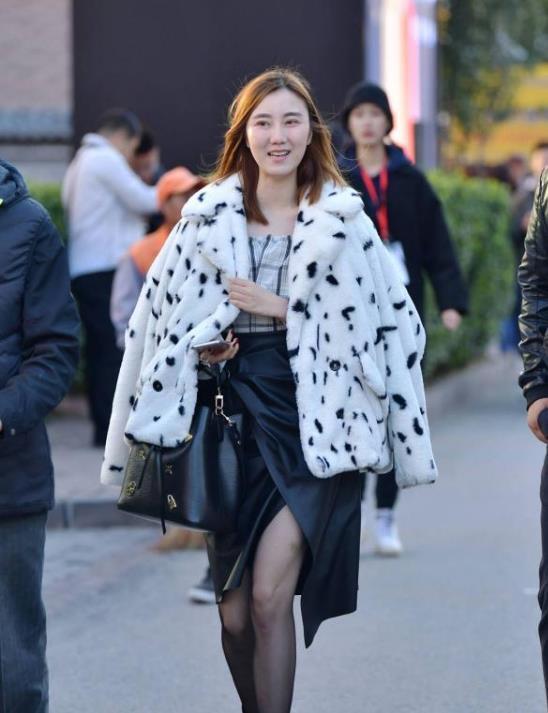 街拍:雪肤花貌的美女,身穿吊带连衣裙,时尚达人气质十足