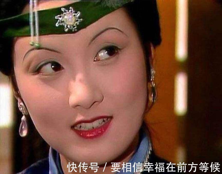 薛宝钗|林黛玉和薛宝钗都想嫁给贾宝玉,王熙凤支持谁?1颗珍珠里有答案