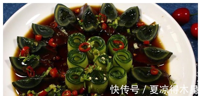 凉拌皮蛋|凉拌皮蛋怎样切才不粘刀，教你1个小技巧，皮蛋完好切不碎！