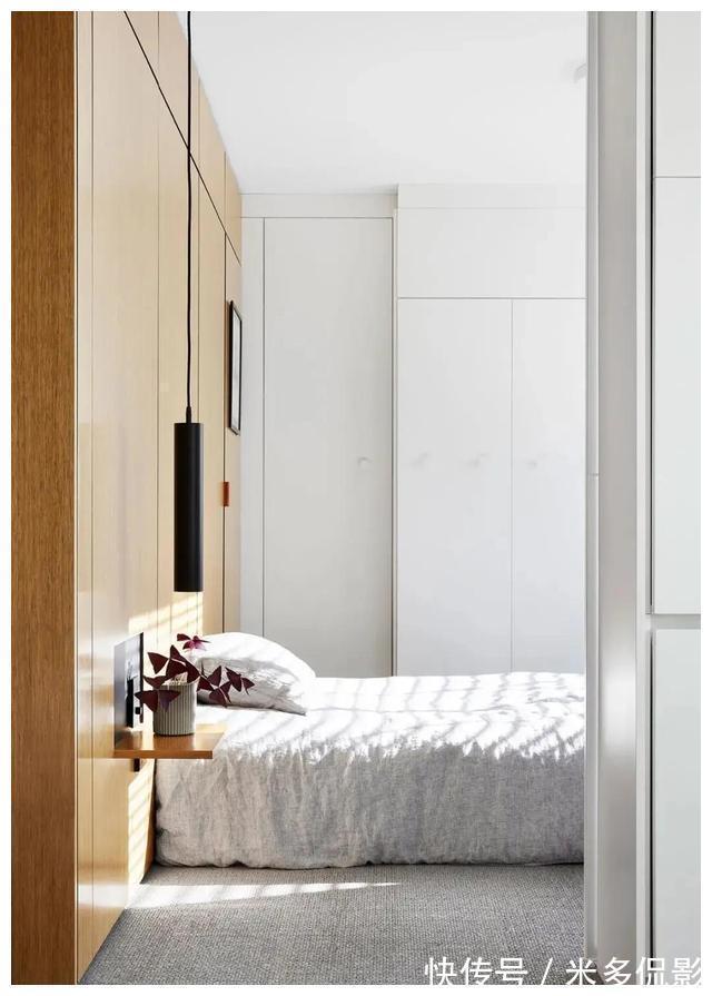 玄关|35㎡小公寓,用自行车做背景墙,躺在书柜上就能晒太阳,好惬意!