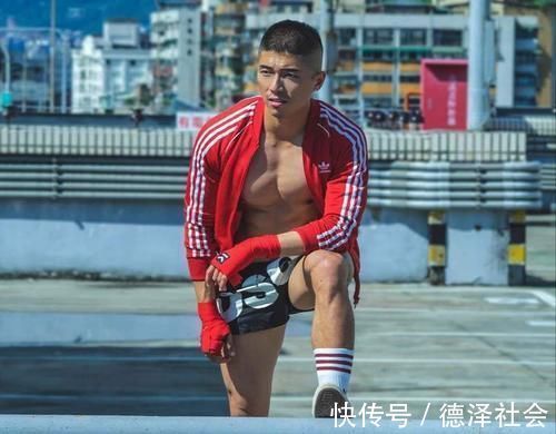 胸肌|痞帅纹身男的肌肉真扎实,胸肌、腹肌、臂肌好精壮,人鱼线很性感