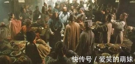 聚餐!老版水浒梁山好汉聚会大鱼大肉,新版水浒只有几颗花生