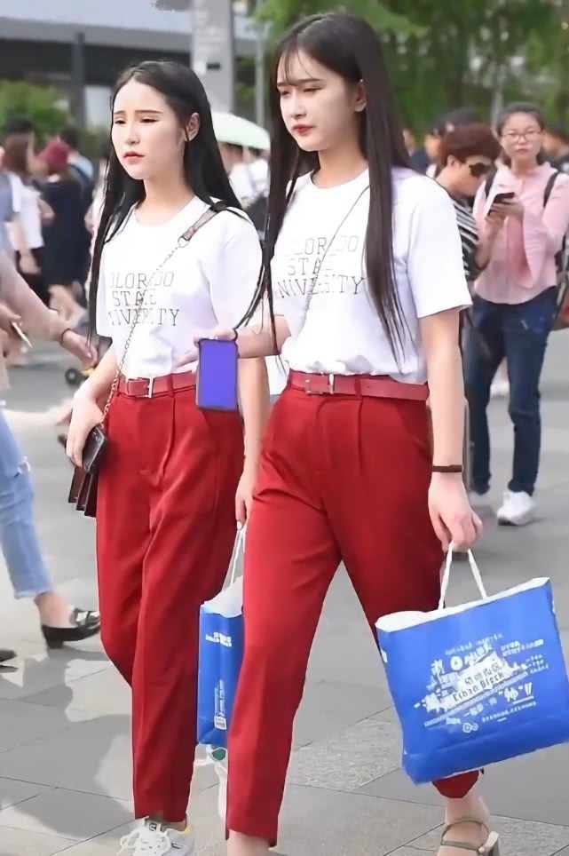 闺蜜同穿“辣椒裤”,一个初中生一个“社会人”,鞋子很重要!