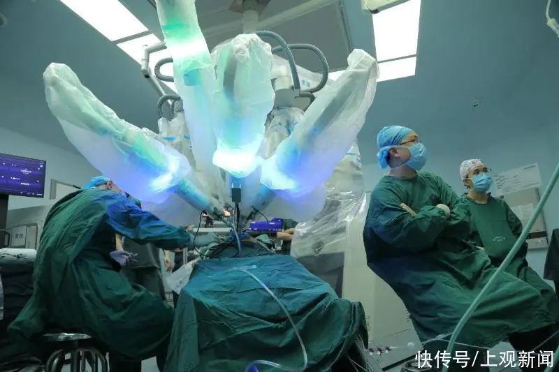 腔镜|国内首例!交大自研单孔手术机器人展身手