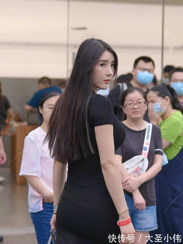 凸显|美女街拍：如果你想要凸显气场，长裙是非常好的选择，看上去更加的高贵冷艳