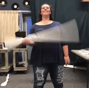 |搞笑GIF:小姐姐真是个狠人 下次过来记得带个铁盆