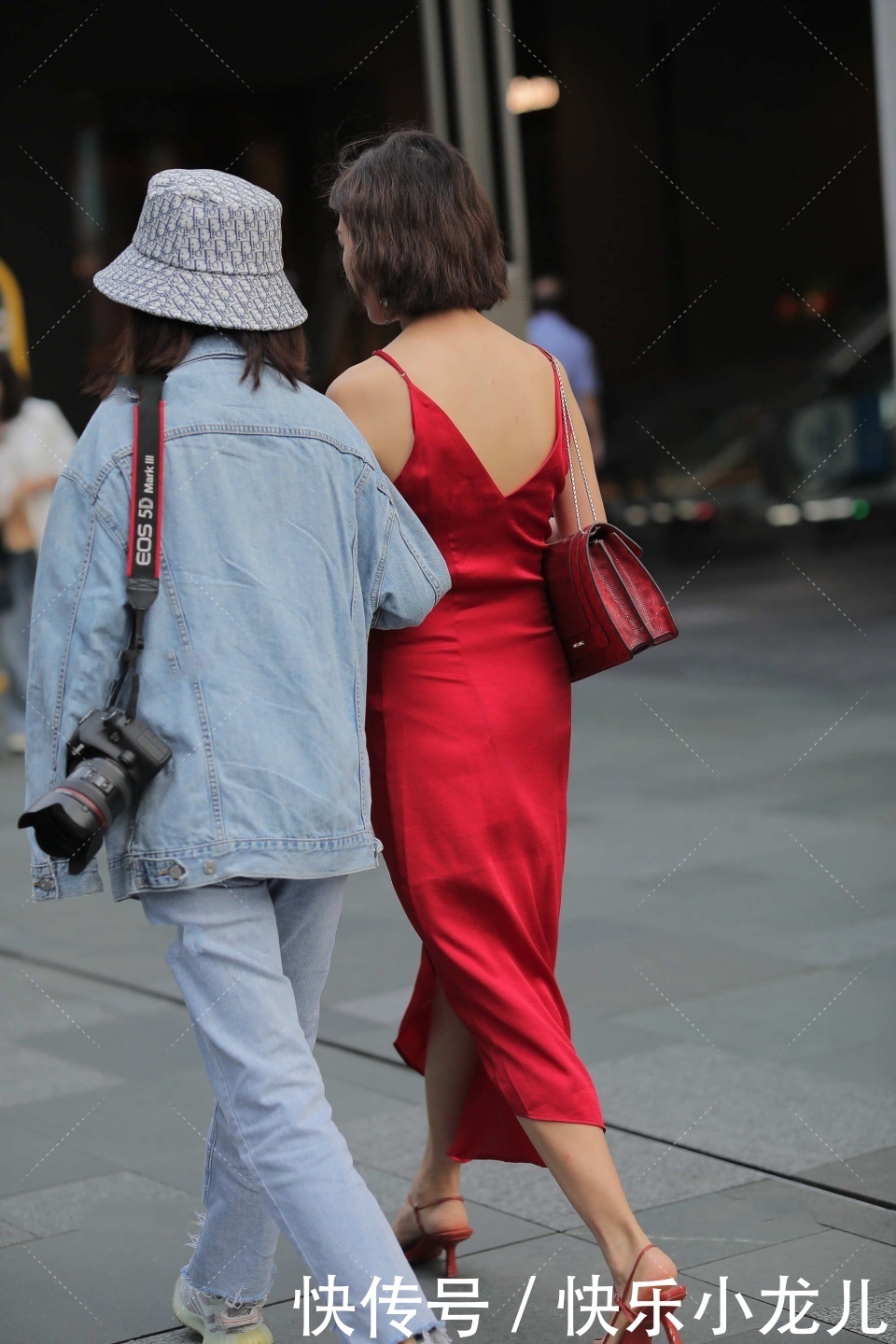 高跟鞋|想要让人一眼就记住，凸显耀人光彩，你需要一件红色的真丝连衣裙
