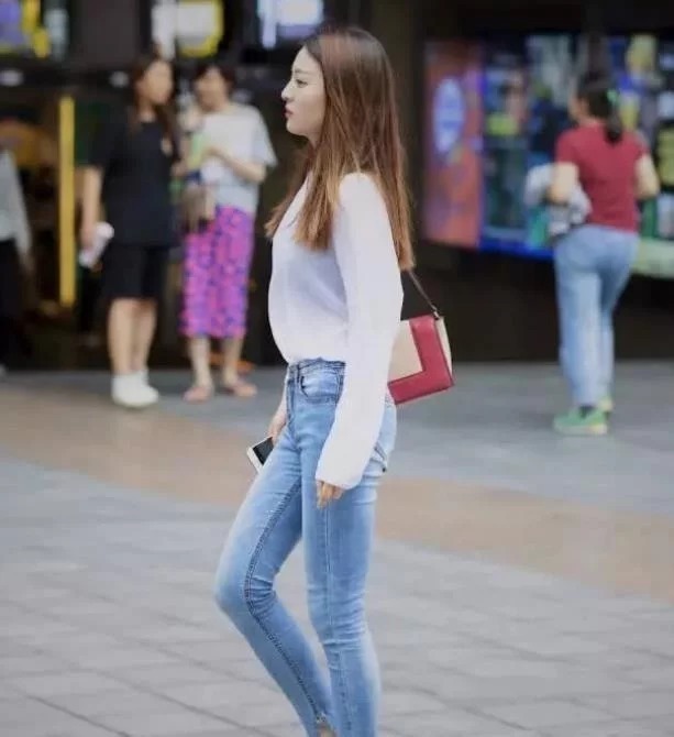 美女|美女时尚穿搭秀出真我的风采,散发出青春洋溢的气息