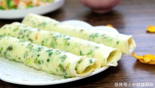 不用揉面,不用电饼铛,只要10分钟,轻松做出3张香葱薄饼,好吃