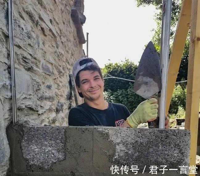 翻新|英国情侣误买百年废弃的老宅,修了两年半时间,还不能入住