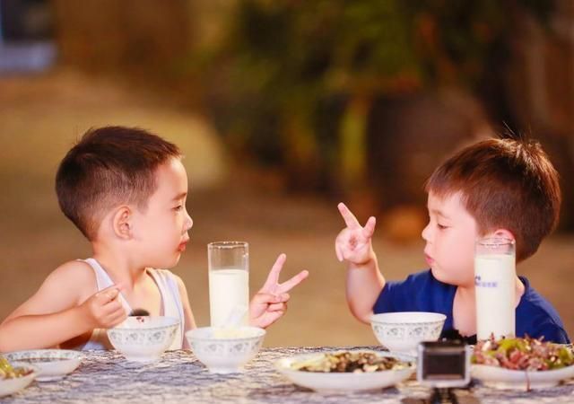 回忆杀!吴尊晒与陈小春刘畊宏聚会照,NeiNei小泡芙长大不少