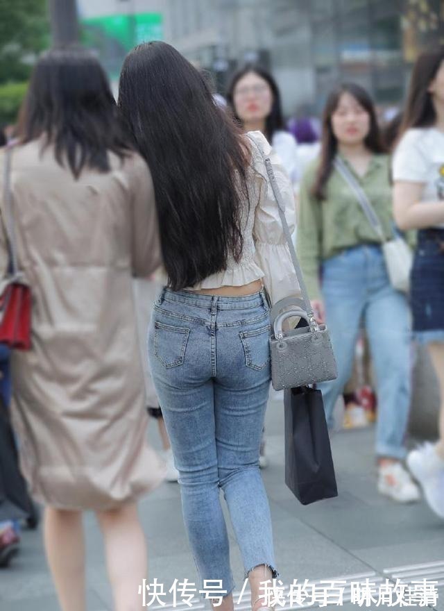 牛仔裤 喜爱休闲风格的您,时尚修身牛仔裤值得一试,简单穿搭也很美